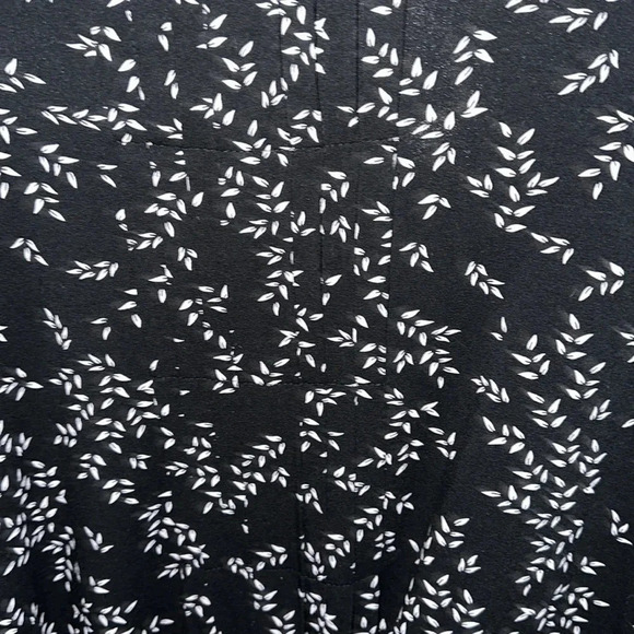 J. Jill Black and White Floral Tunic Size Medium - Picture 5 of 5